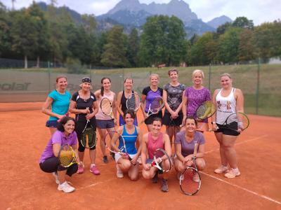Viele motivierte Damen beim "Happy Tennis"